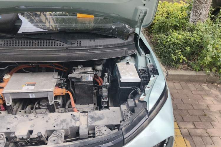 Used Geometry E Firefly 2024 301km Starlight Engine Bay Left