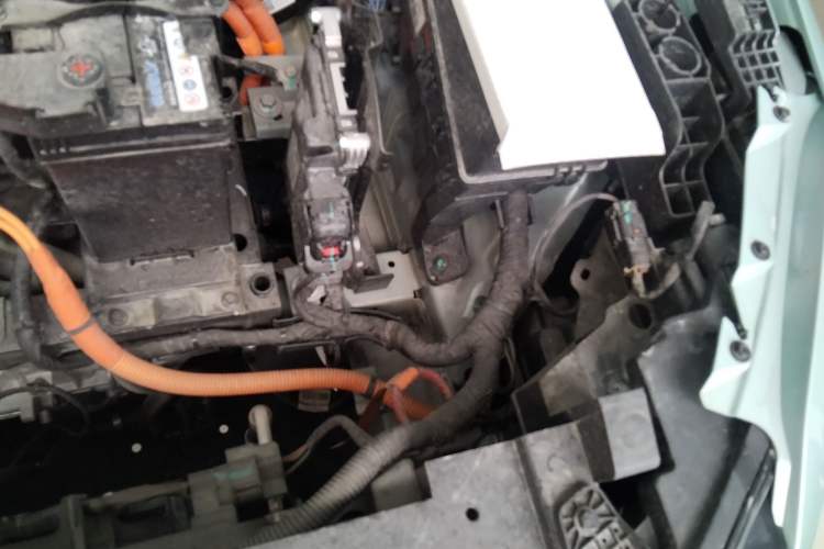 Used Geometry E Firefly 2024 401 km Fluorescent Engine Bay Left