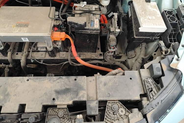 Used Geometry E Firefly 2024 401km Starlight Engine Bay Left