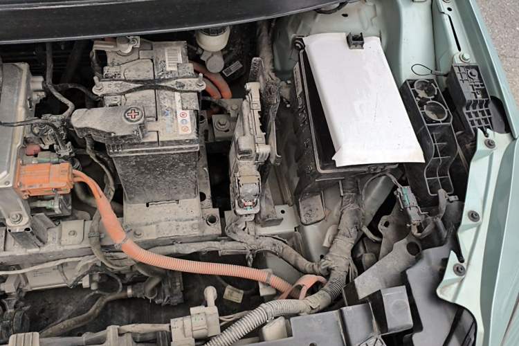 Used Geometry E Firefly 2024 301km Starlight Engine Bay Left