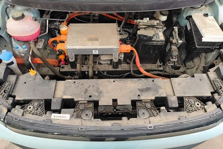 Used Geometry E Firefly 2024 401km Starlight Engine Bay