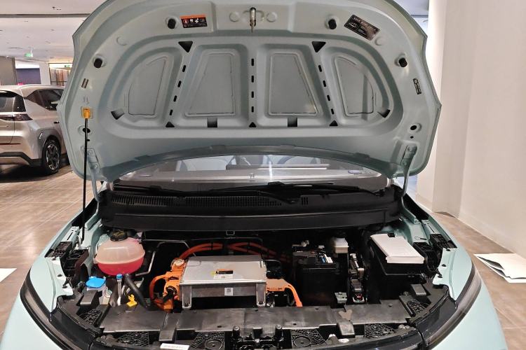 Used Geometry E Firefly 2024 401 km Fluorescent Engine Bay