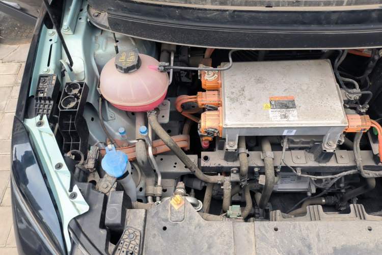 Used Geometry E Firefly 2024 401km Starlight Engine Bay Right