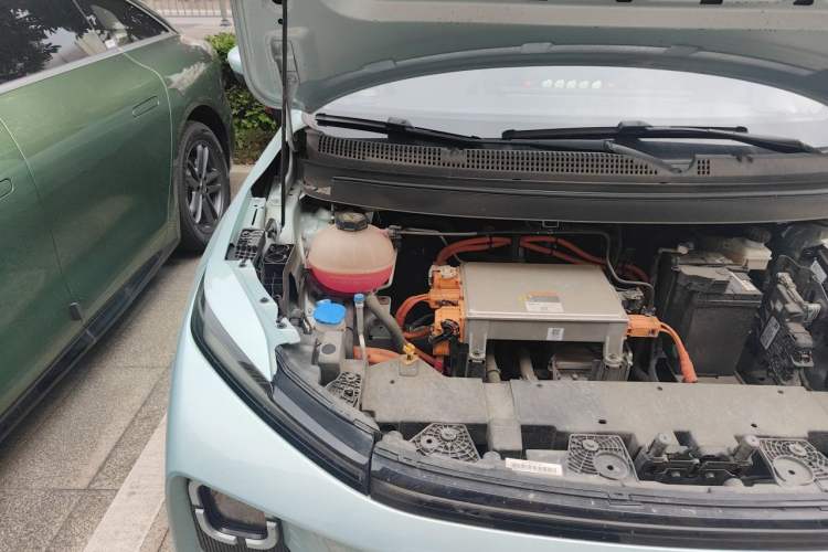 Used Geometry E Firefly 2024 401 km Fluorescent Engine Bay Right