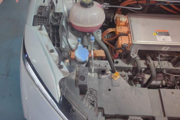 Used Geometry E Firefly 2024 301km Starlight Engine Bay Right