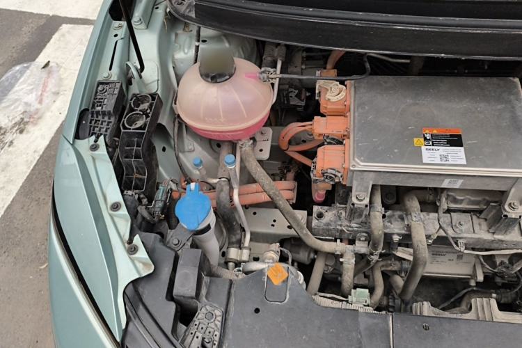 Used Geometry E Firefly 2024 301km Starlight Engine Bay Right