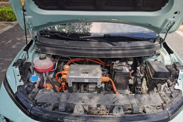 Used Geometry E Firefly 2024 301km Starlight Engine Bay