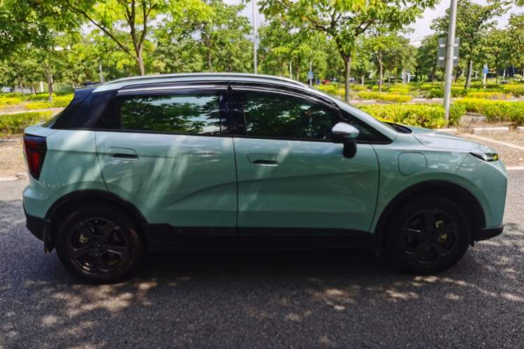 Used Geometry E Firefly 2024 301km Starlight Exterior 3