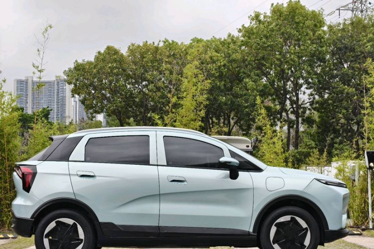 Used Geometry E Firefly 2024 301km Flowing Light Exterior 5
