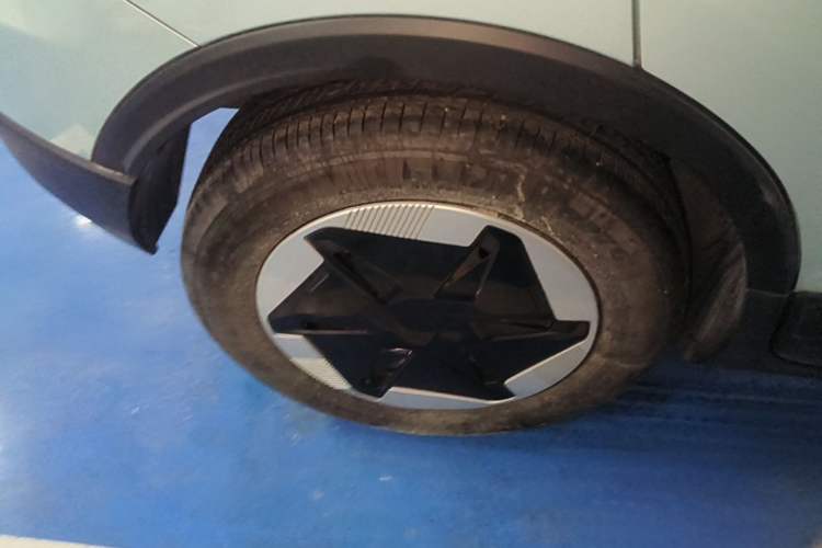 Used Geometry E Firefly 2024 301km Starlight Exterior 5