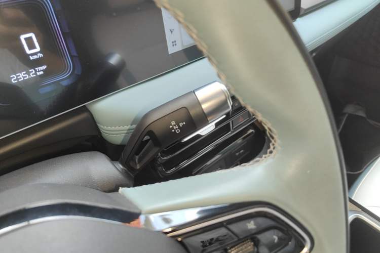 Used Geometry E Firefly 2024 401 km Fluorescent Gear Lever