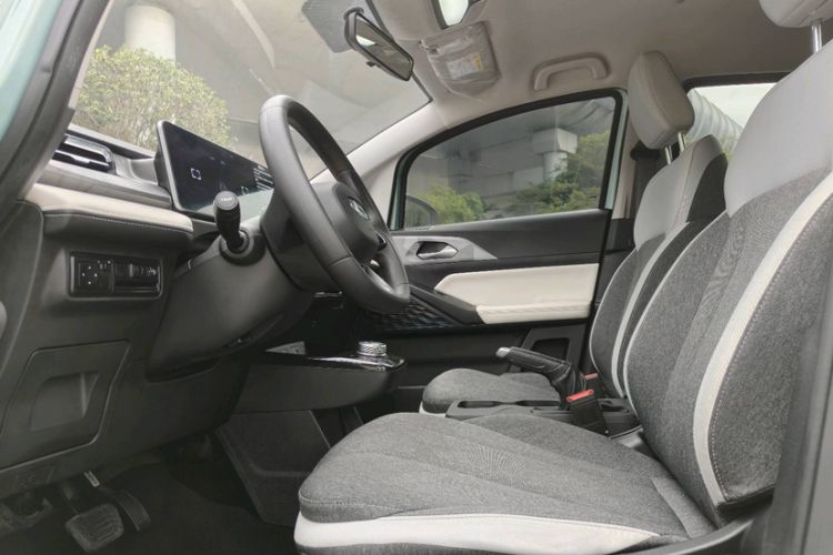 Used Geometry E Firefly 2024 301km Flowing Light Interior 2