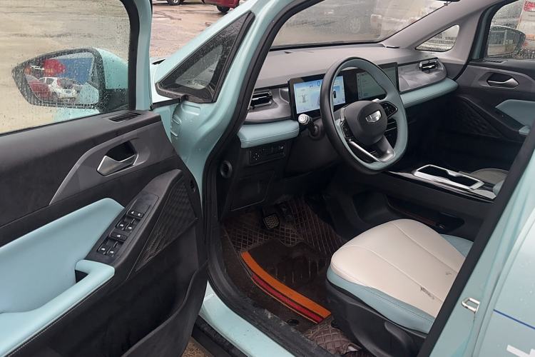Used Geometry E Firefly 2024 401 km Fluorescent Interior 2