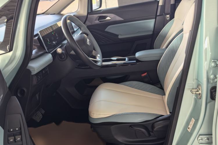 Used Geometry E Firefly 2024 401 km Fluorescent Interior 3