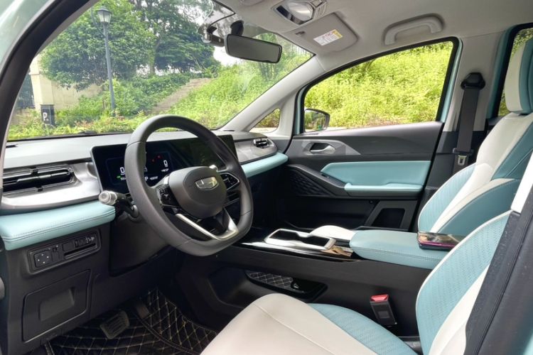 Used Geometry E Firefly 2024 401km Starlight Interior 3