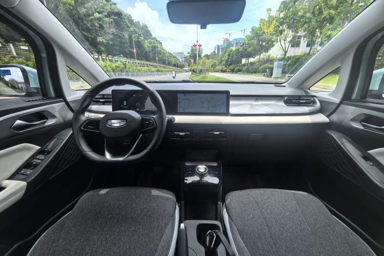 Used Geometry E Firefly 2024 301km Flowing Light Interior 3