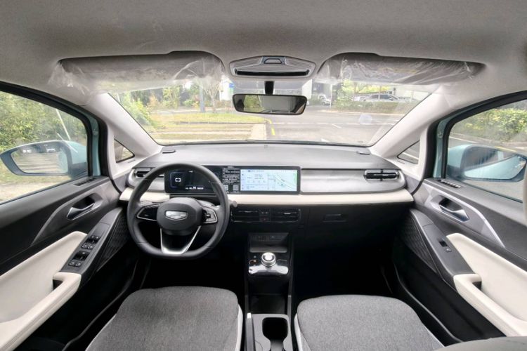 Used Geometry E Firefly 2024 301km Flowing Light Interior 3