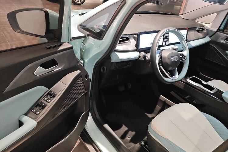 Used Geometry E Firefly 2024 401 km Fluorescent Interior 3