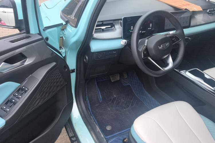 Used Geometry E Firefly 2024 301km Starlight Interior 3