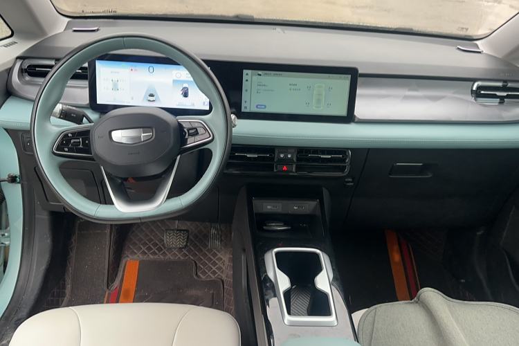 Used Geometry E Firefly 2024 401 km Fluorescent Interior 3