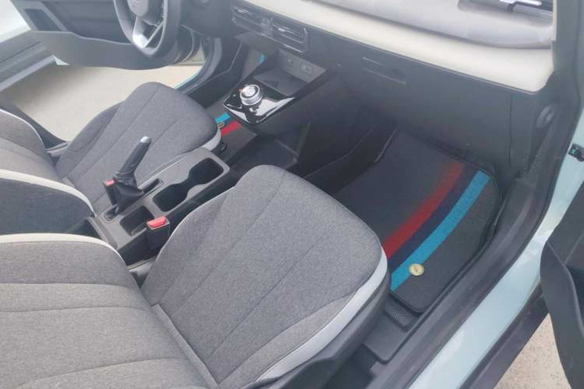 Used Geometry E Firefly 2024 301km Flowing Light Interior 4