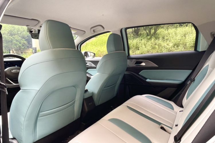 Used Geometry E Firefly 2024 401km Starlight Interior 4