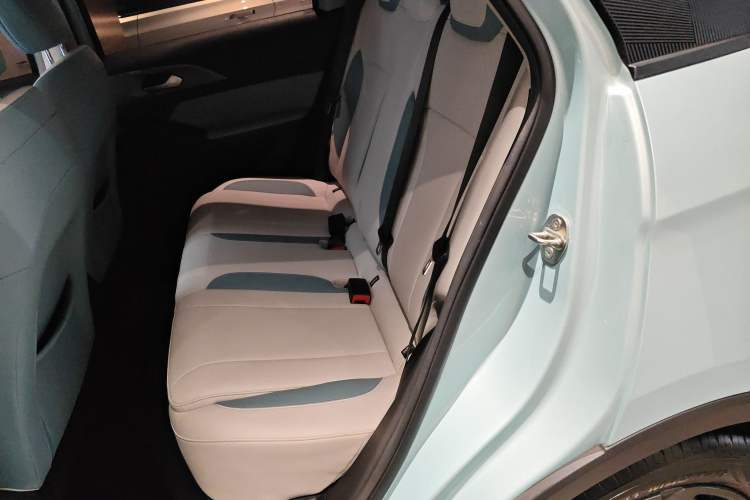 Used Geometry E Firefly 2024 401 km Fluorescent Interior 4