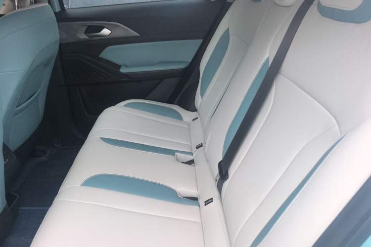 Used Geometry E Firefly 2024 301km Starlight Interior 4