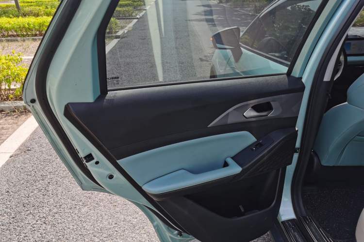 Used Geometry E Firefly 2024 301km Starlight Interior 4