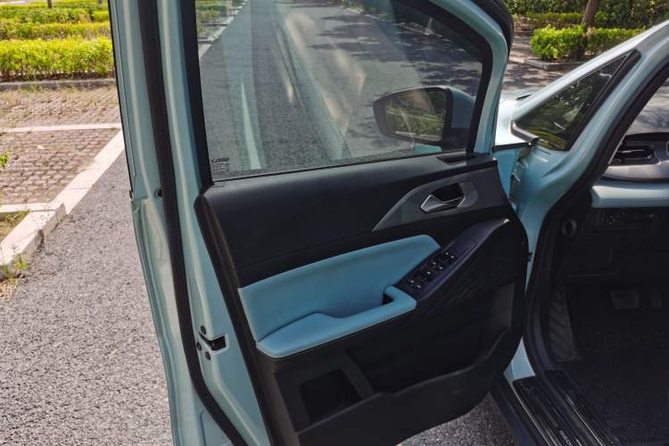 Used Geometry E Firefly 2024 301km Starlight Interior 5