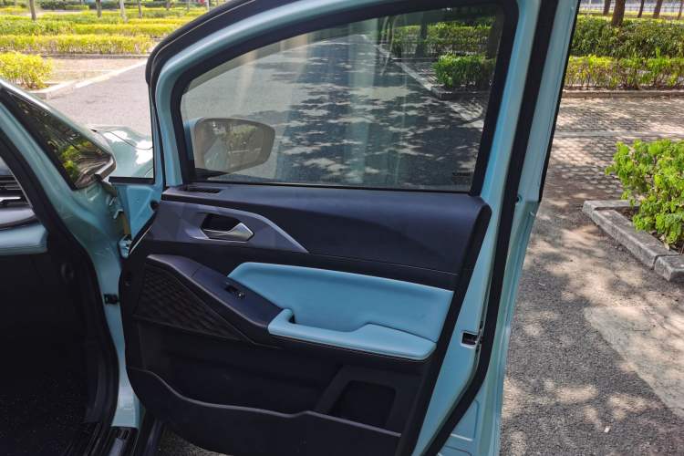 Used Geometry E Firefly 2024 301km Starlight Interior 6