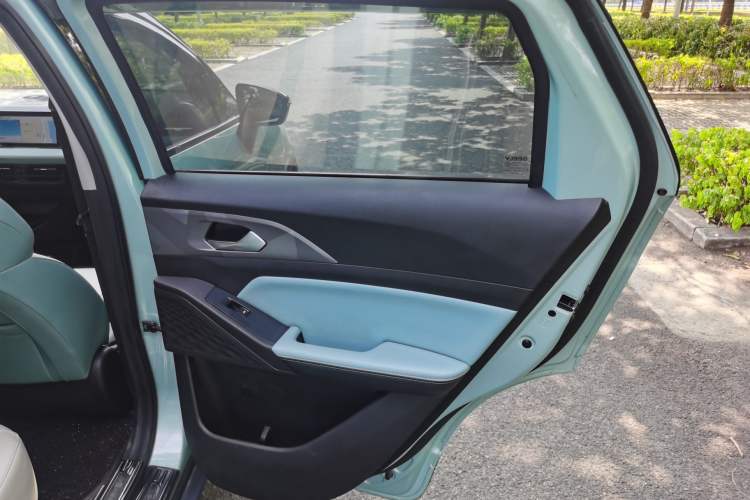 Used Geometry E Firefly 2024 301km Starlight Interior 7