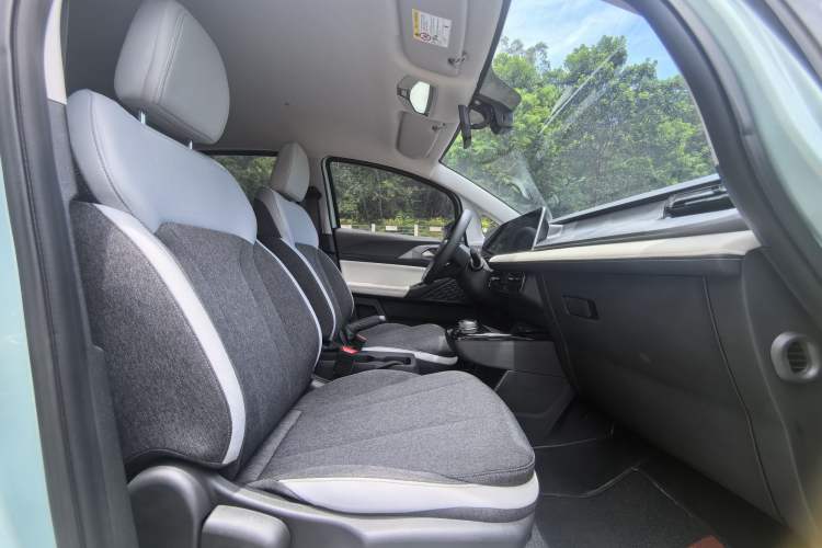 Used Geometry E Firefly 2024 301km Flowing Light Interior 8