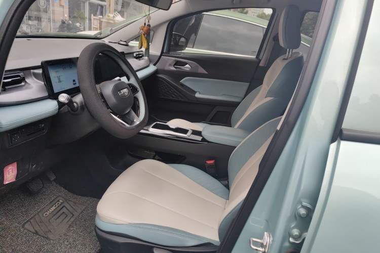 Used Geometry E Firefly 2024 401 km Fluorescent Left Front Seat