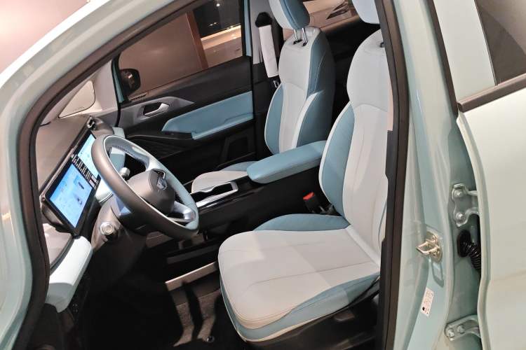 Used Geometry E Firefly 2024 401 km Fluorescent Left Front Seat