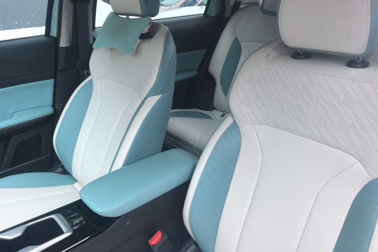 Used Geometry E Firefly 2024 301km Starlight Left Front Seat