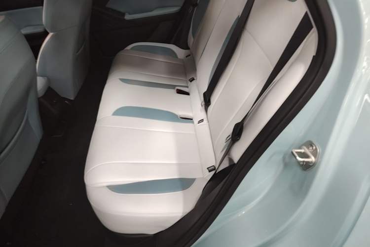 Used Geometry E Firefly 2024 401km Starlight Left Rear Seat