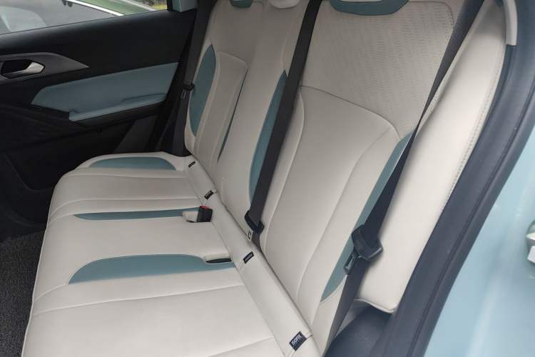 Used Geometry E Firefly 2024 401 km Fluorescent Left Rear Seat