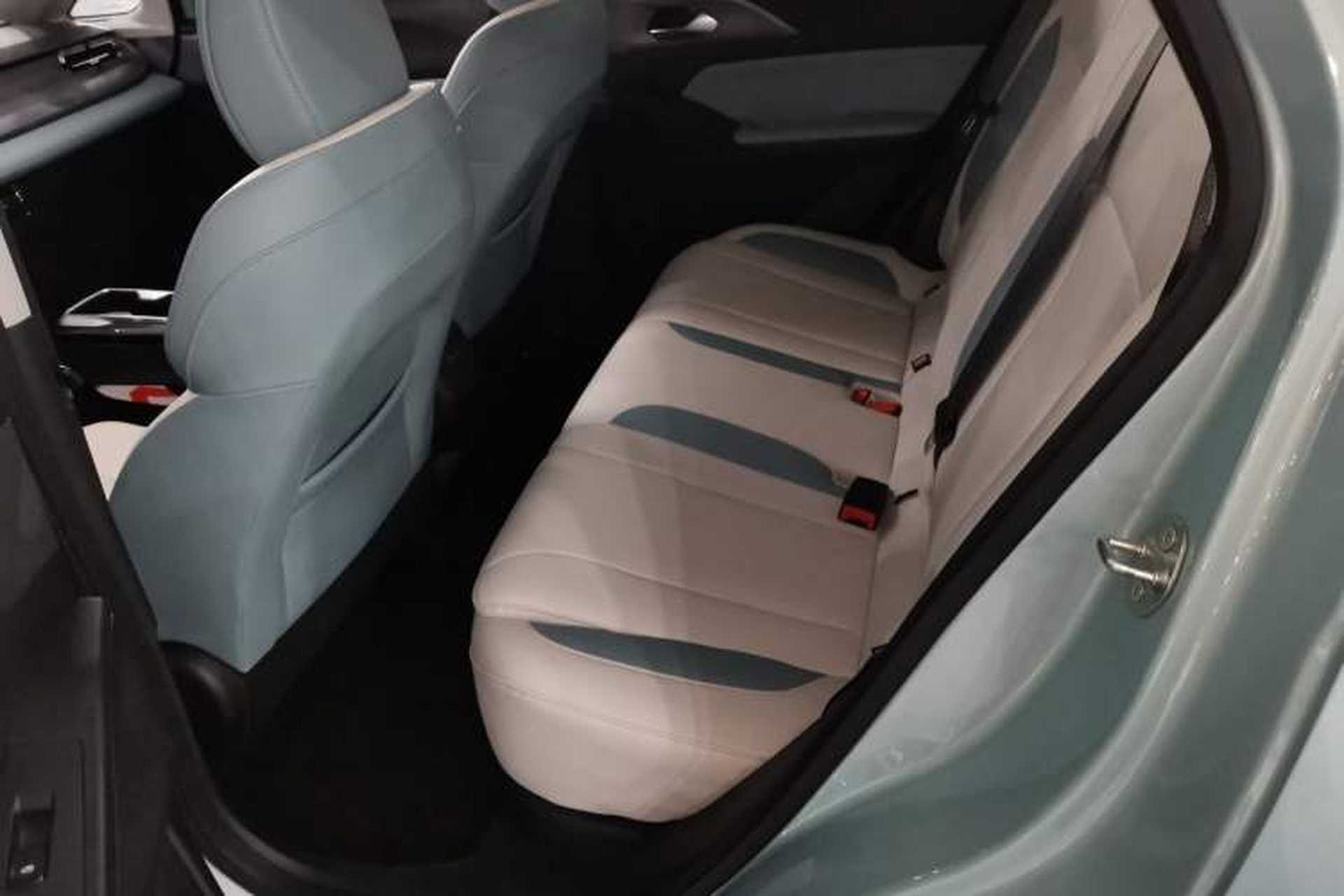 Used Geometry E Firefly 2024 401 km Fluorescent Left Rear Seat