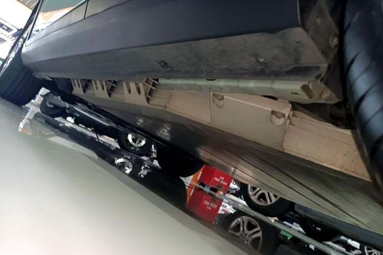 Used Geometry E Firefly 2024 301km Flowing Light Left Side Sill
