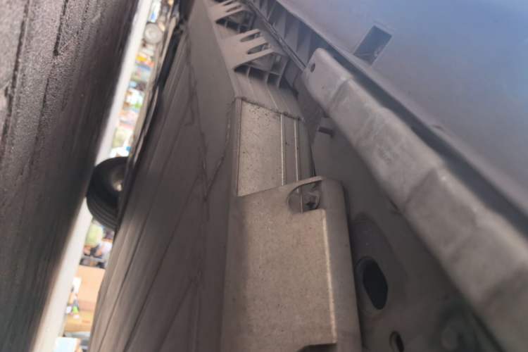 Used Geometry E Firefly 2024 301km Starlight Left Side Sill