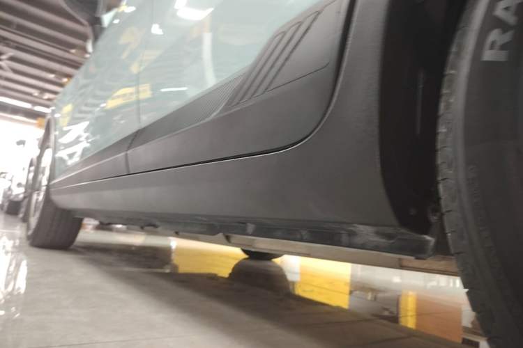 Used Geometry E Firefly 2024 401km Starlight Left Side Sill