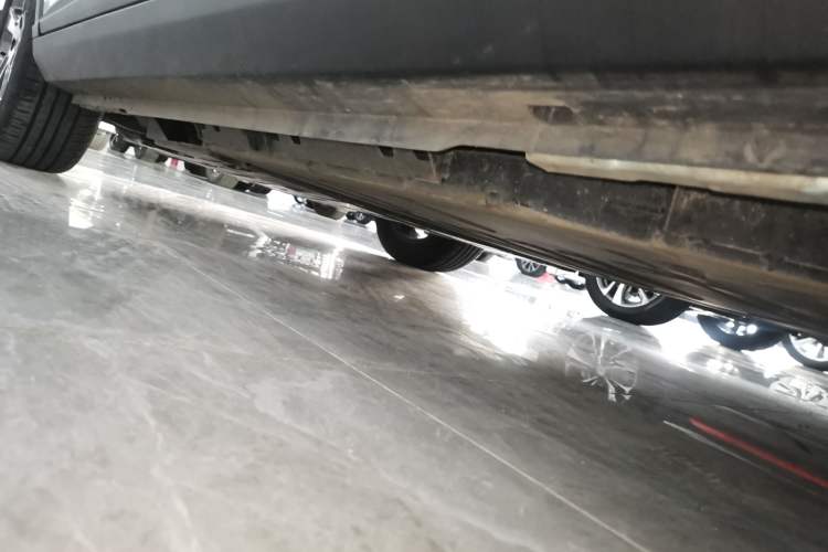 Used Geometry E Firefly 2024 401 km Fluorescent Left Side Sill
