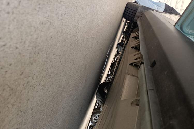 Used Geometry E Firefly 2024 301km Starlight Left Side Sill