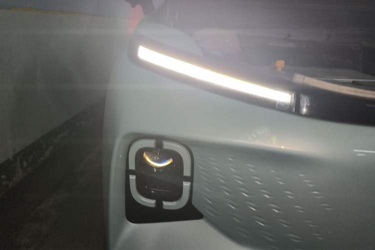 Used Geometry E Firefly 2024 301km Flowing Light Right Front Headlight