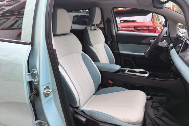 Used Geometry E Firefly 2024 301km Starlight Right Front Seat