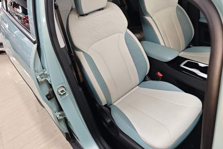 Used Geometry E Firefly 2024 301km Starlight Right Front Seat