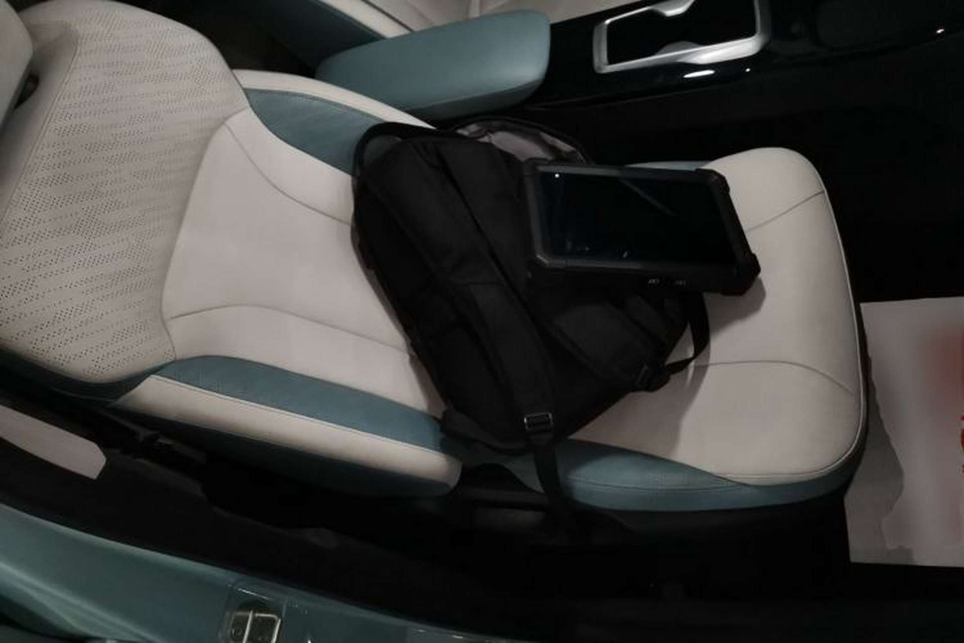 Used Geometry E Firefly 2024 401 km Fluorescent Right Front Seat
