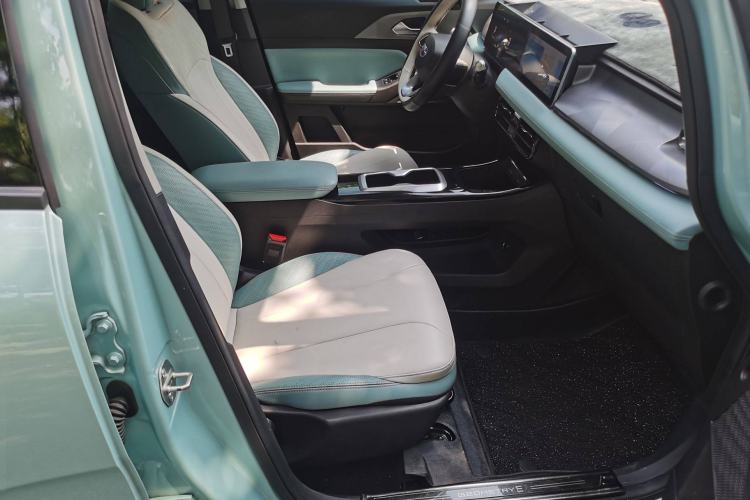 Used Geometry E Firefly 2024 301km Starlight Right Front Seat