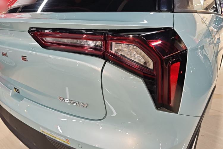 Used Geometry E Firefly 2024 301km Starlight Right Rear Taillight